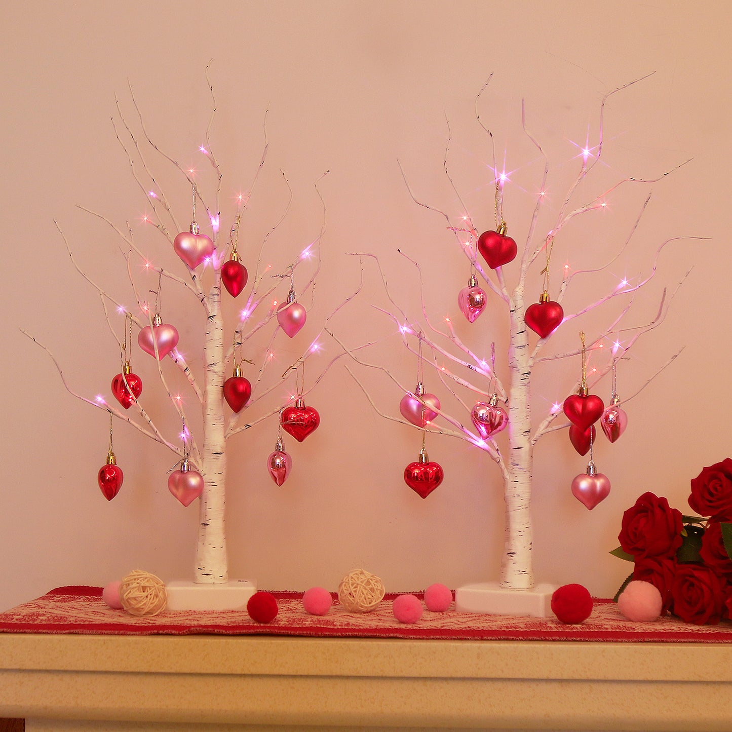 2er Set Birkenbäume mit herzförmigen Ornamenten, beleuchteter künstlicher Baum mit 24 Pink & Rot LEDs